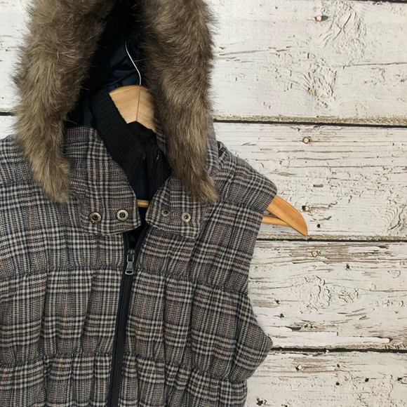 Guess vest with removable fur hood - Picture 5 of 8